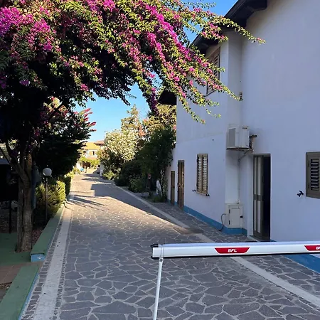 Villaggio La Scogliera 假日公园 *